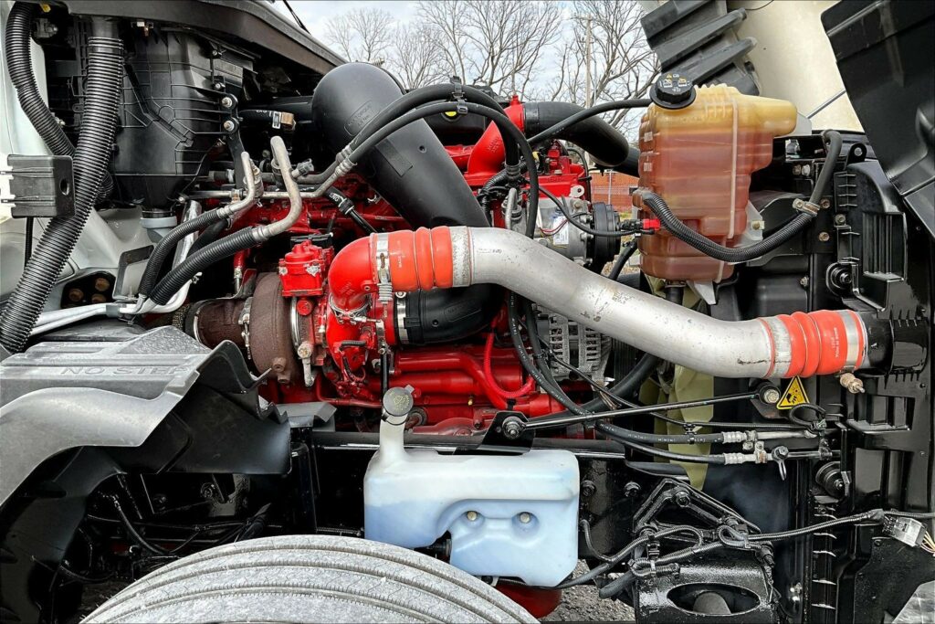 2022 CUM LT625 6×4 Sleeper