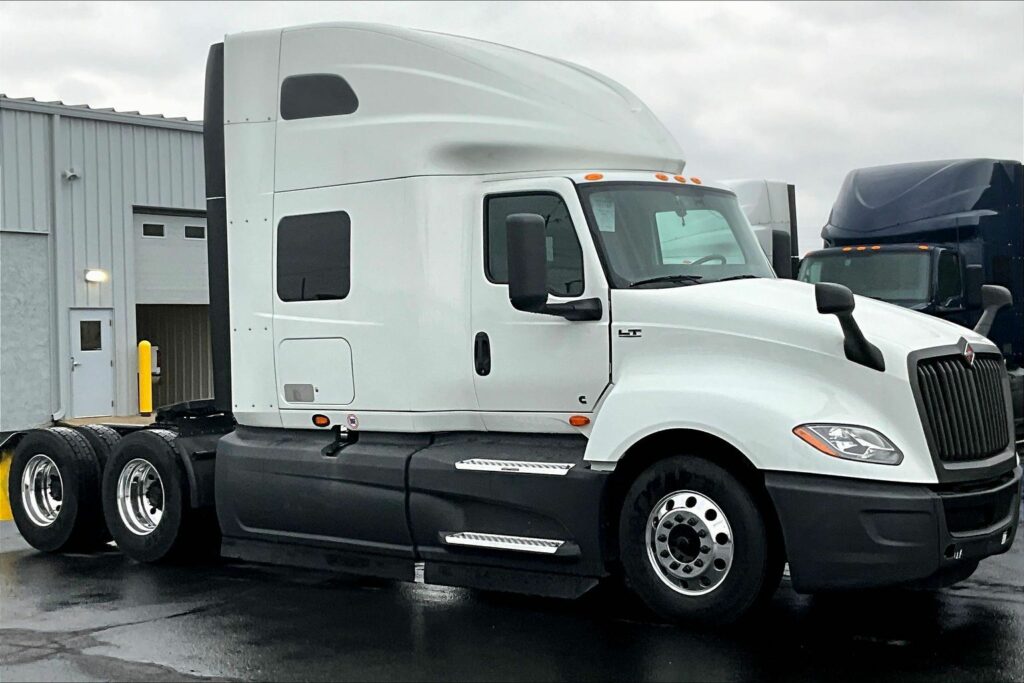 2022 CUM LT625 6×4 Sleeper