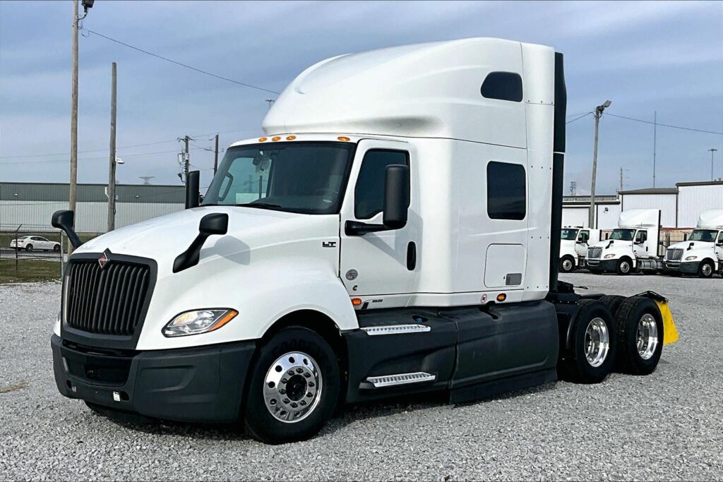 2022 CUM LT625 6×4 Sleeper