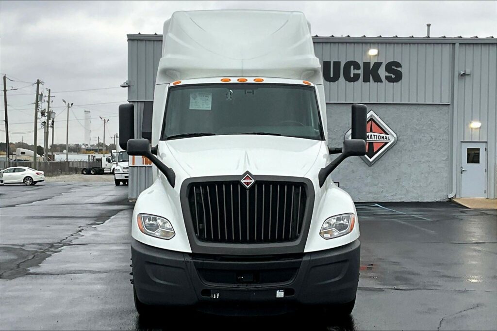 2022 CUM LT625 6×4 Sleeper