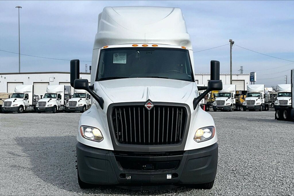 2022 CUM LT625 6×4 Sleeper