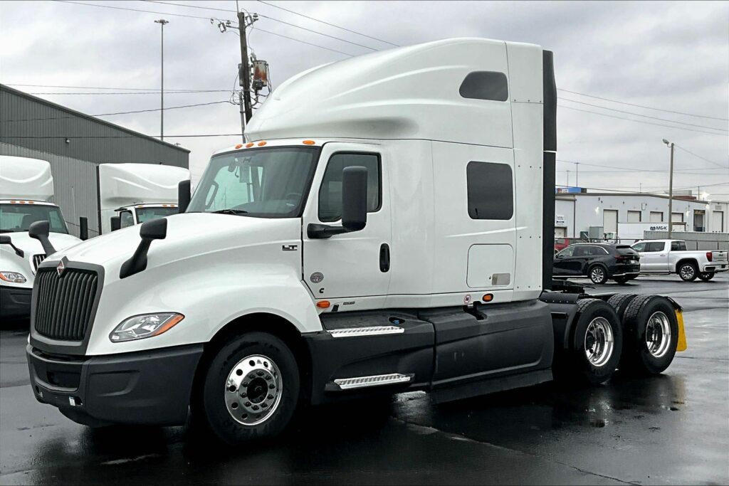 2022 CUM LT625 6×4 Sleeper