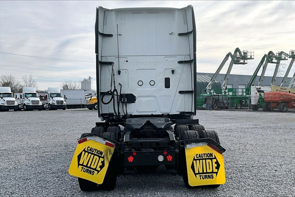 2022 CUM LT625 6×4 Sleeper