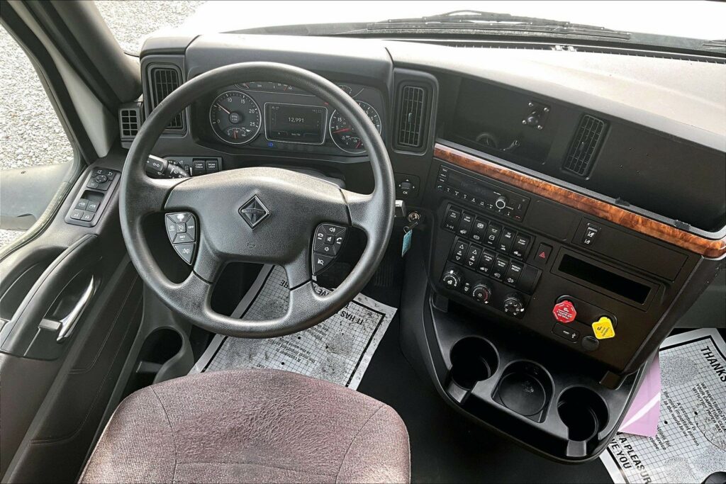 2022 CUM LT625 6×4 Sleeper