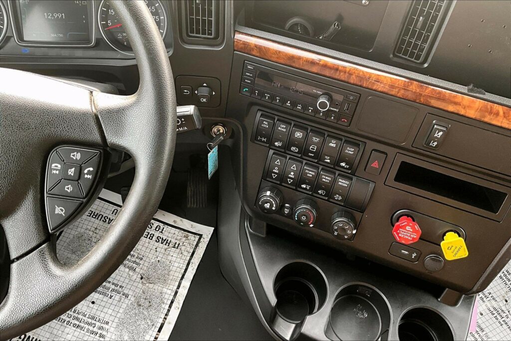 2022 CUM LT625 6×4 Sleeper