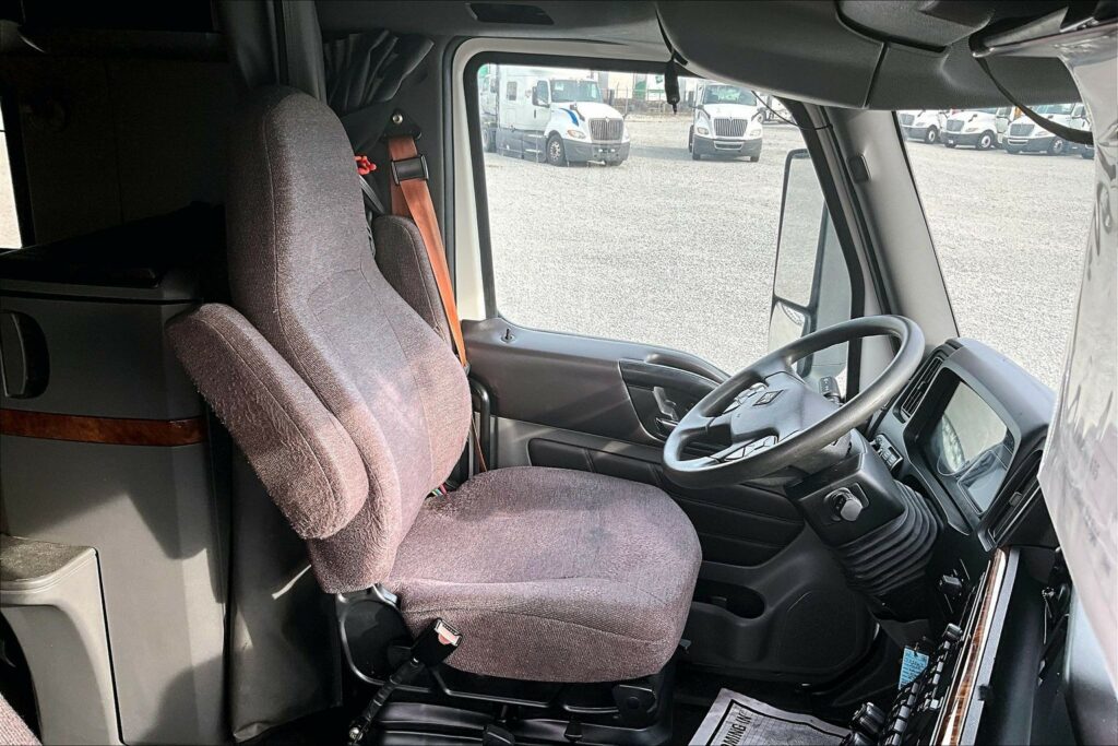 2022 CUM LT625 6×4 Sleeper