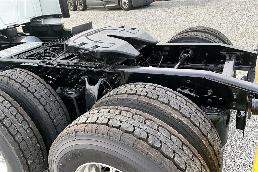 2022 CUM LT625 6×4 Sleeper