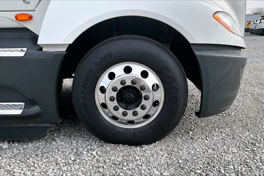 2022 CUM LT625 6×4 Sleeper