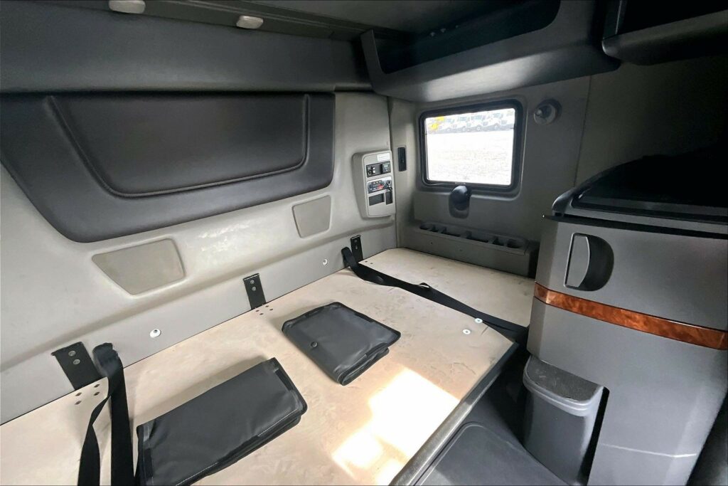 2022 CUM LT625 6×4 Sleeper