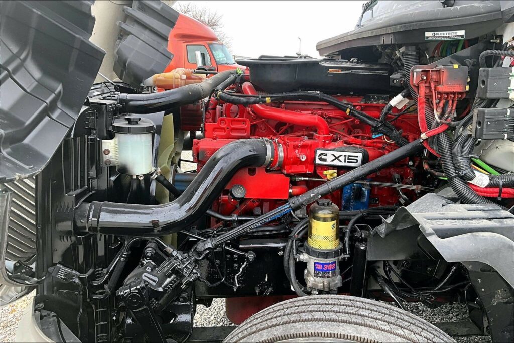 2022 CUM LT625 6×4 Sleeper