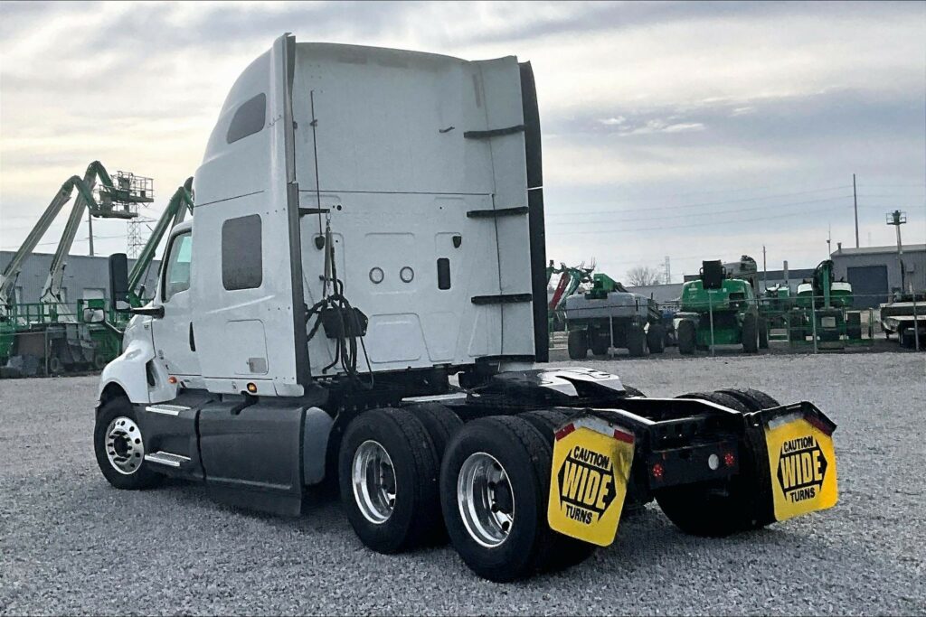 2022 CUM LT625 6×4 Sleeper