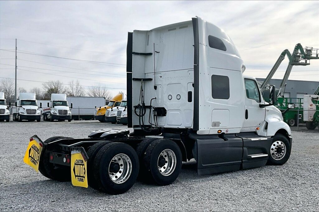 2022 CUM LT625 6×4 Sleeper