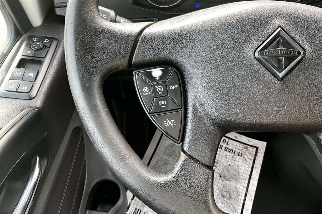 2022 CUM LT625 6×4 Sleeper