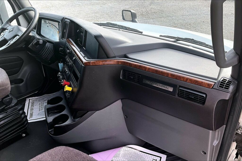 2022 CUM LT625 6×4 Sleeper