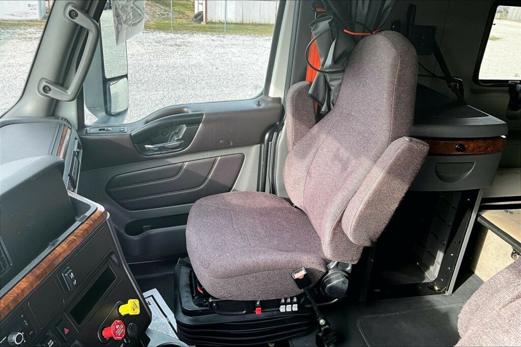 2022 CUM LT625 6×4 Sleeper