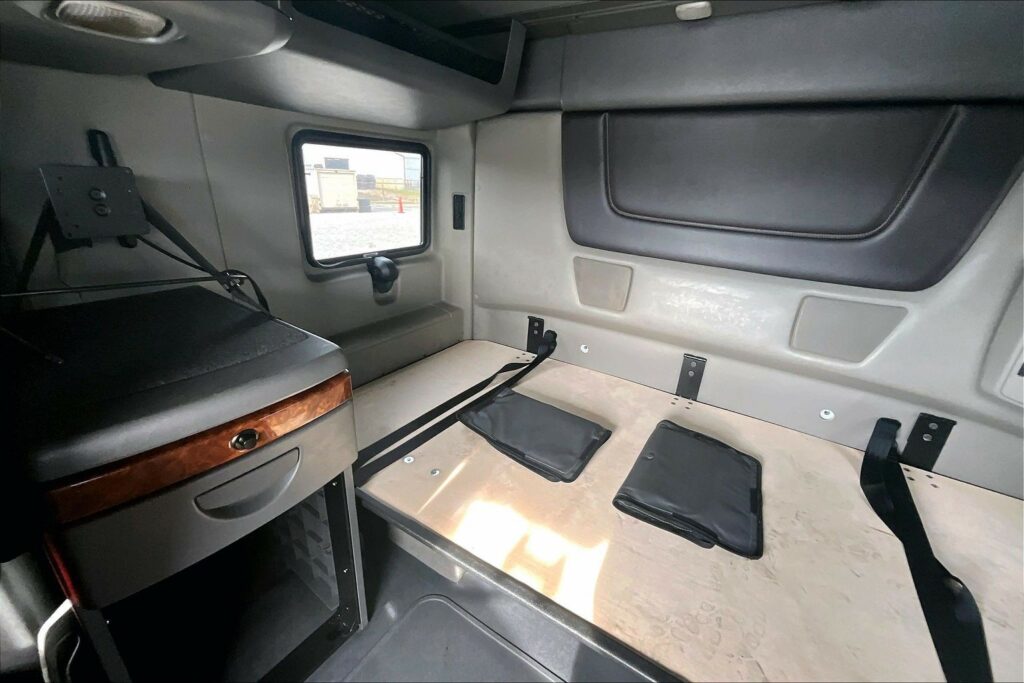 2022 CUM LT625 6×4 Sleeper