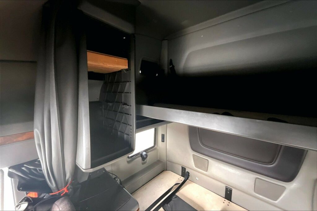 2022 CUM LT625 6×4 Sleeper