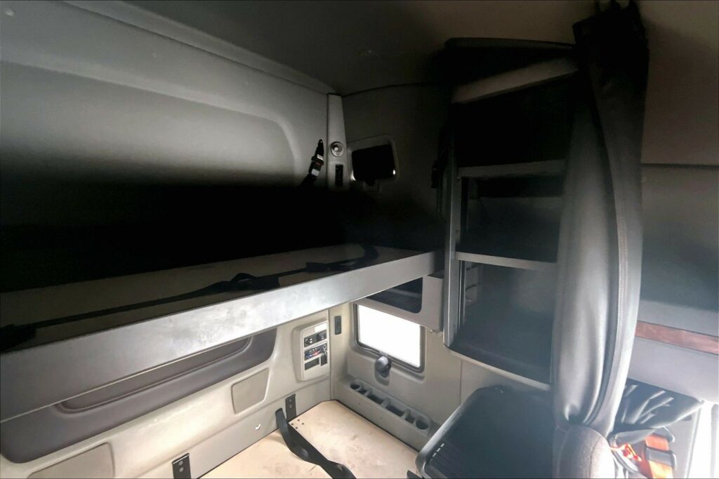 2022 CUM LT625 6×4 Sleeper