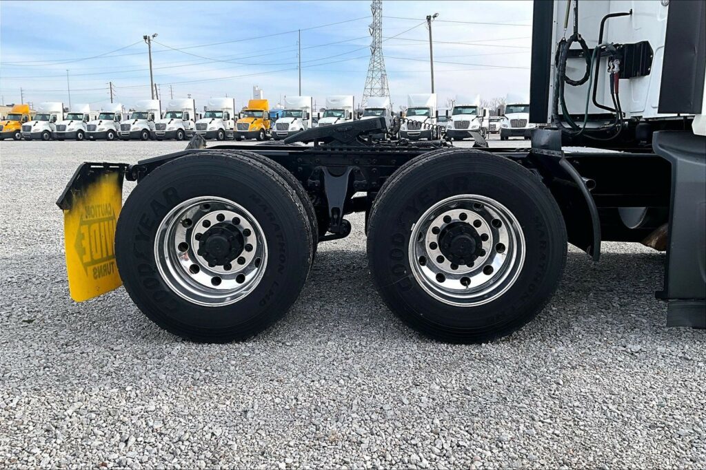 2022 CUM LT625 6×4 Sleeper