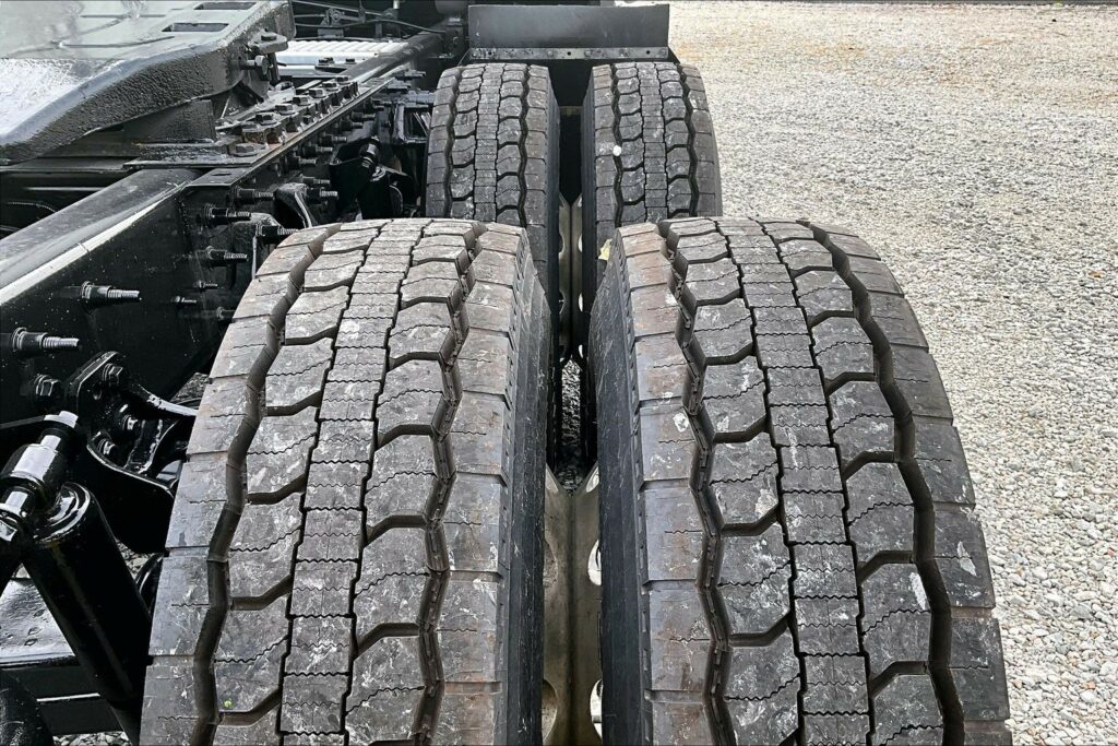 2022 CUM LT625 6×4 Sleeper