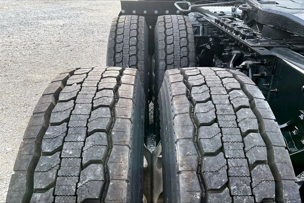 2022 CUM LT625 6×4 Sleeper