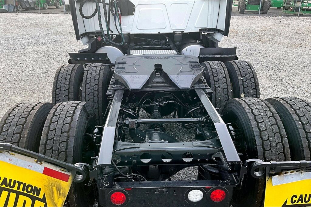 2022 CUM LT625 6×4 Sleeper