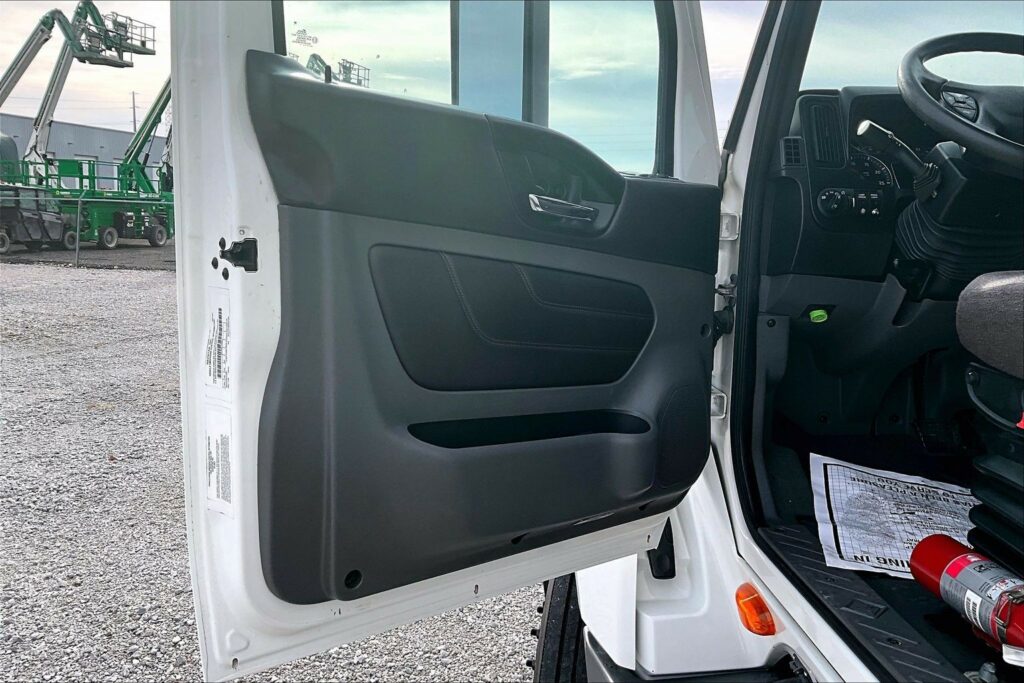 2022 CUM LT625 6×4 Sleeper