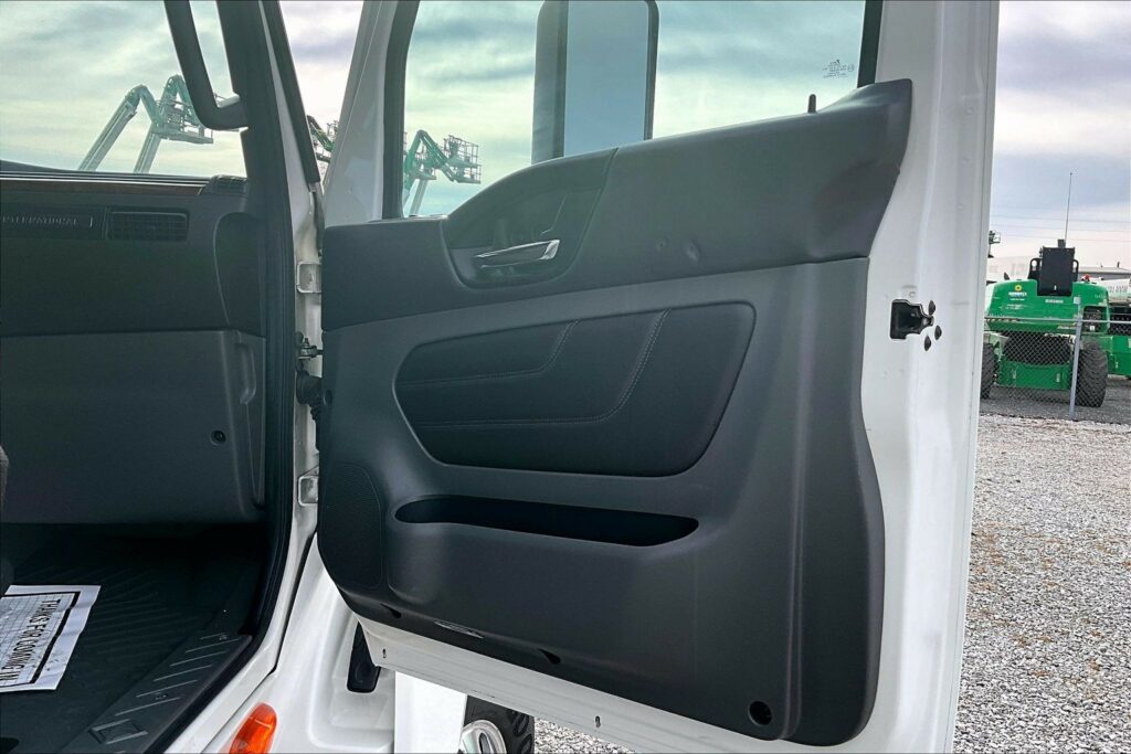 2022 CUM LT625 6×4 Sleeper