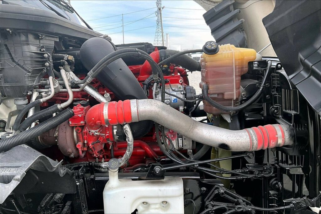 2022 CUM LT625 6×4 Sleeper