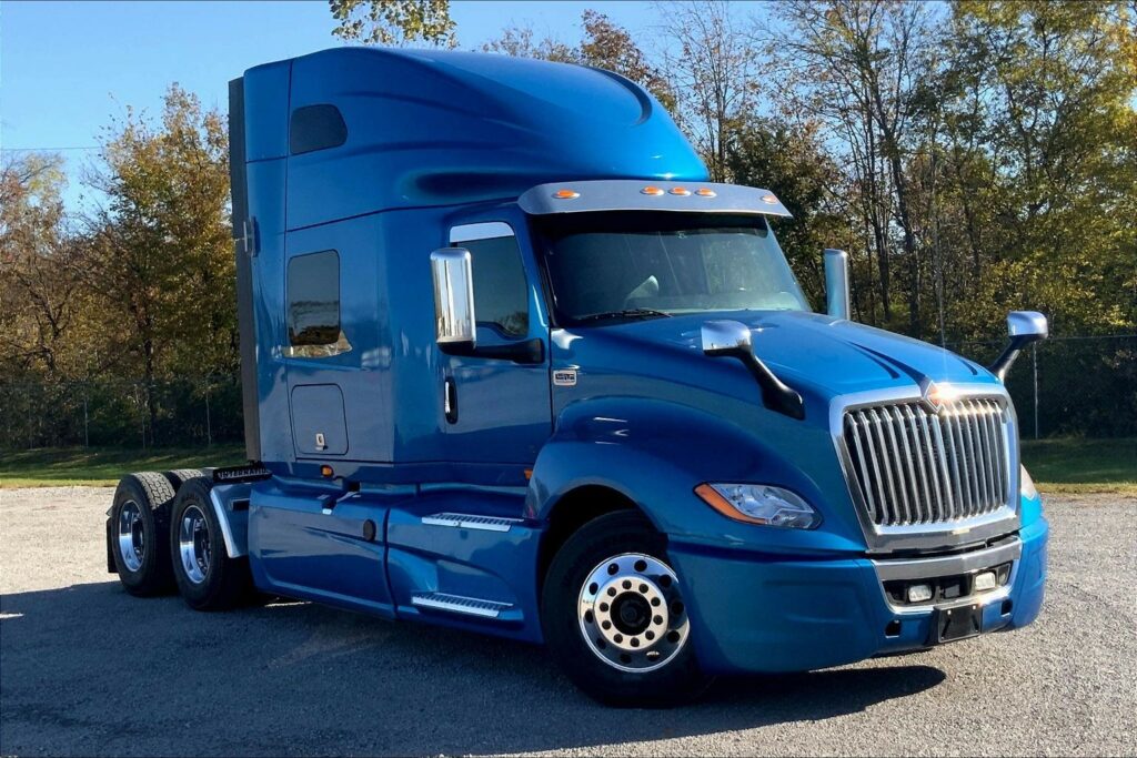 2021 CUM LT625 6×4 Sleeper