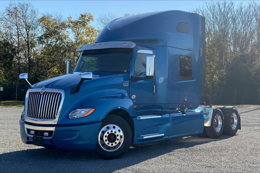 2021 CUM LT625 6×4 Sleeper