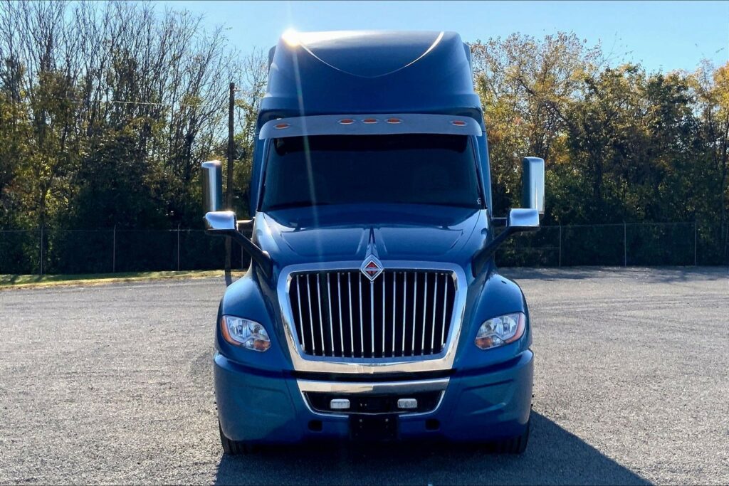 2021 CUM LT625 6×4 Sleeper