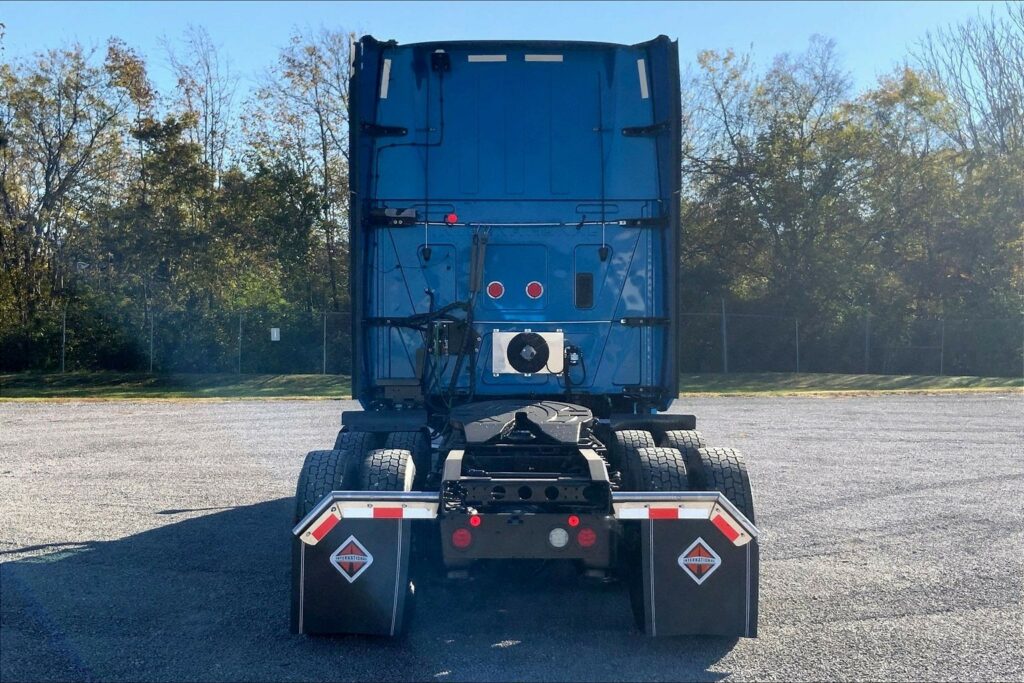 2021 CUM LT625 6×4 Sleeper