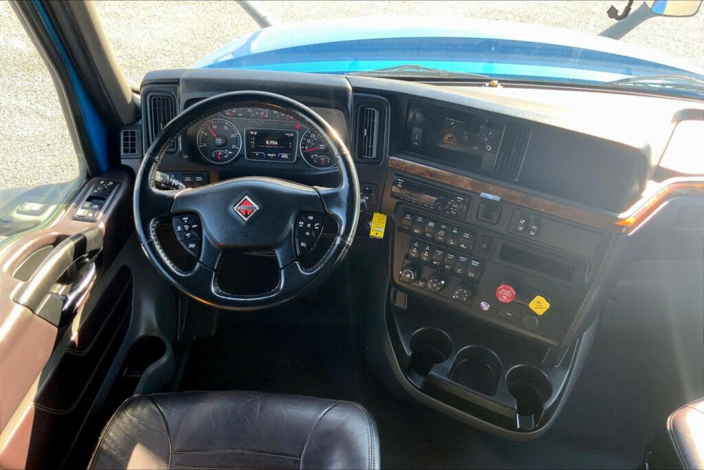 2021 CUM LT625 6×4 Sleeper