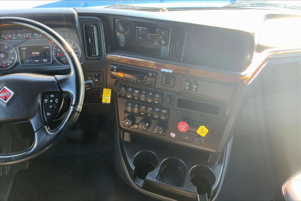 2021 CUM LT625 6×4 Sleeper