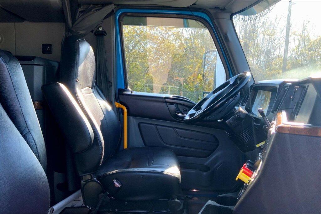 2021 CUM LT625 6×4 Sleeper