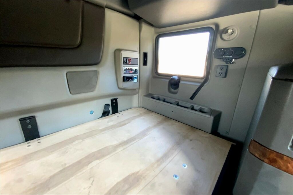 2021 CUM LT625 6×4 Sleeper