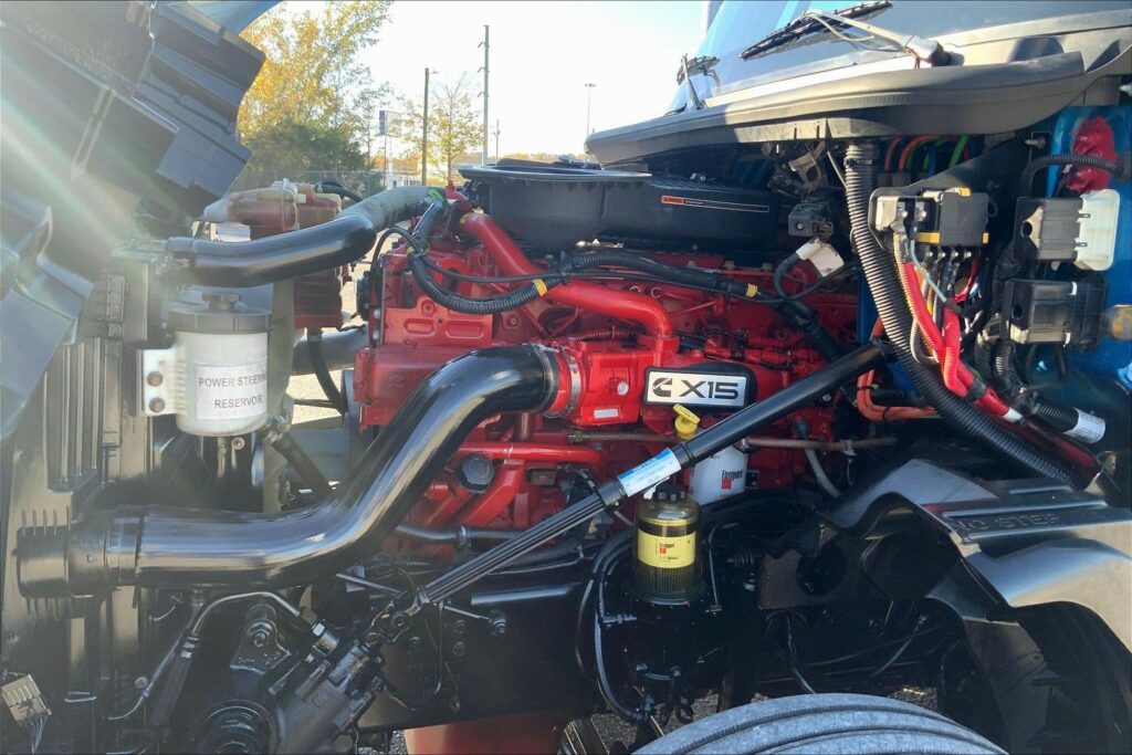 2021 CUM LT625 6×4 Sleeper