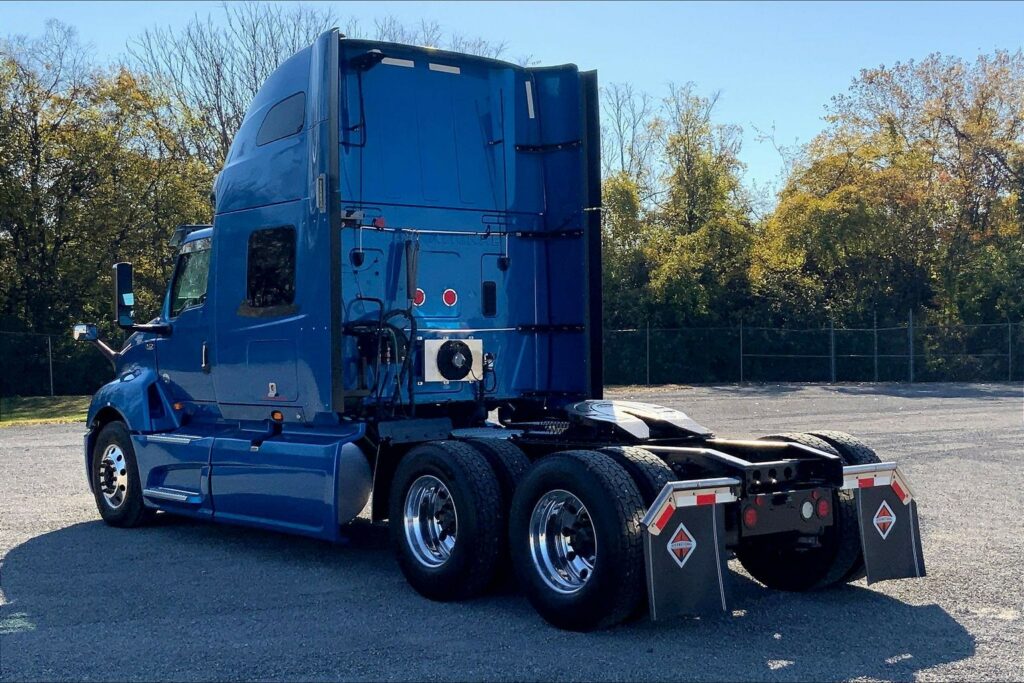 2021 CUM LT625 6×4 Sleeper