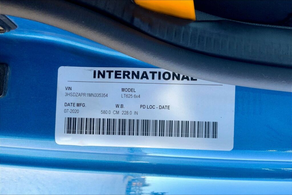 2021 CUM LT625 6×4 Sleeper