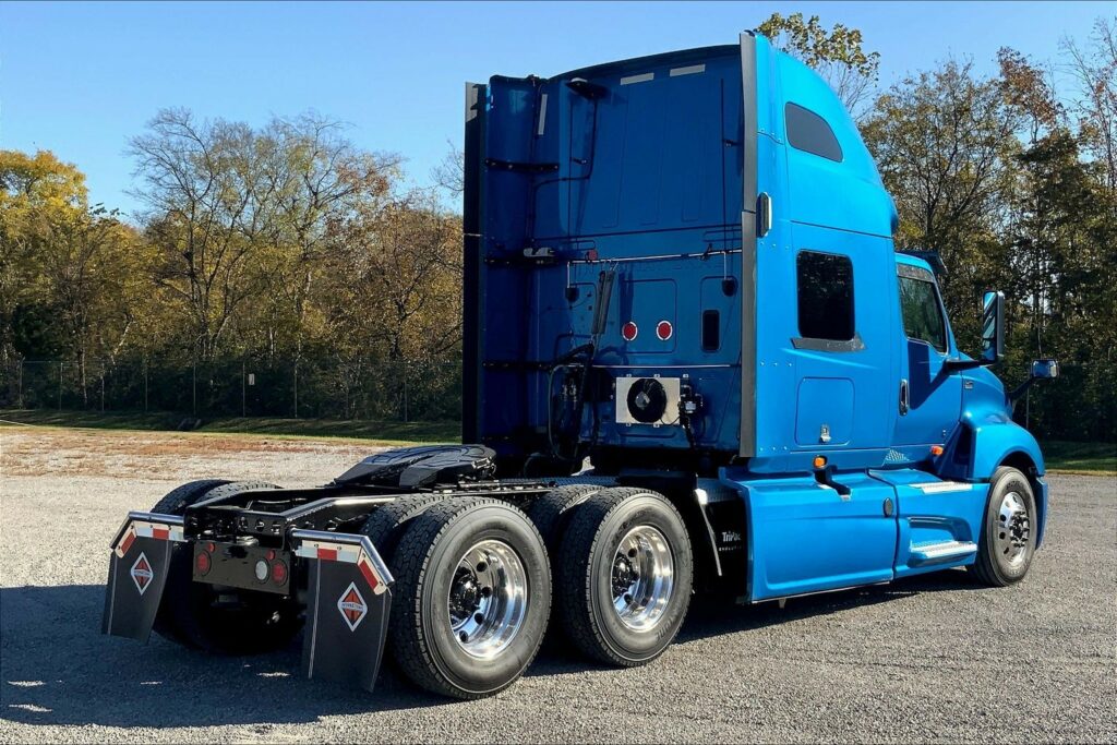 2021 CUM LT625 6×4 Sleeper