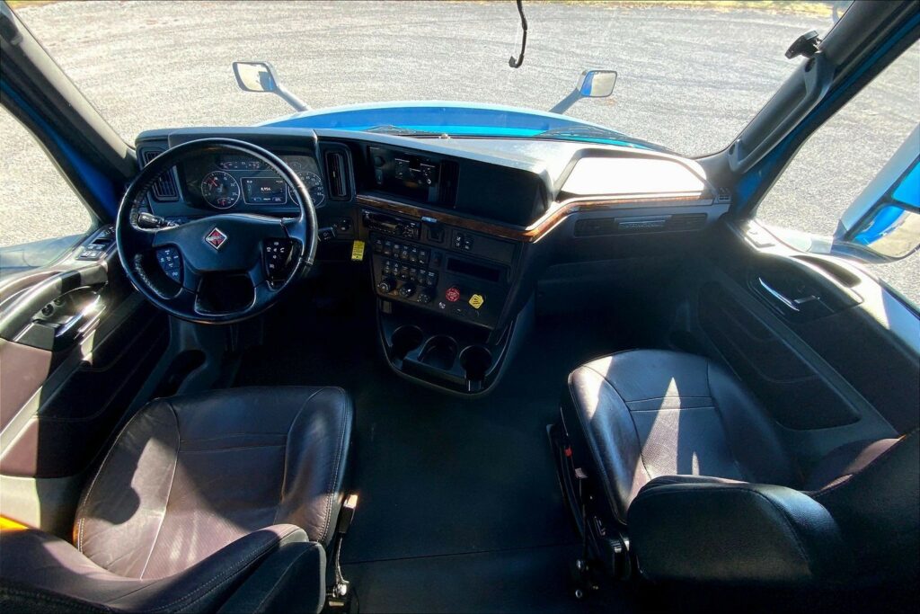 2021 CUM LT625 6×4 Sleeper