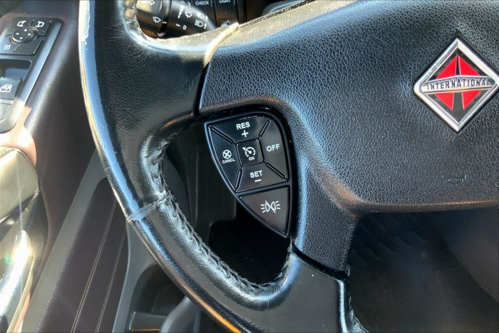 2021 CUM LT625 6×4 Sleeper