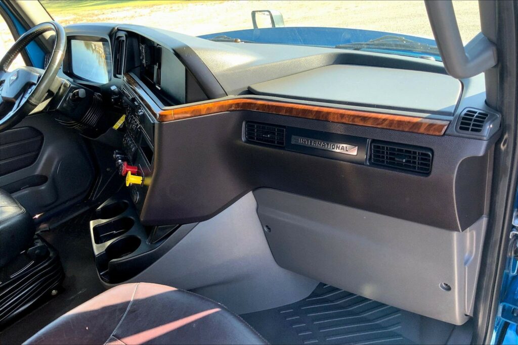 2021 CUM LT625 6×4 Sleeper