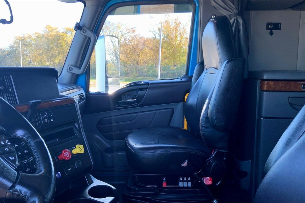 2021 CUM LT625 6×4 Sleeper