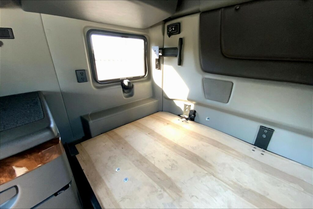 2021 CUM LT625 6×4 Sleeper