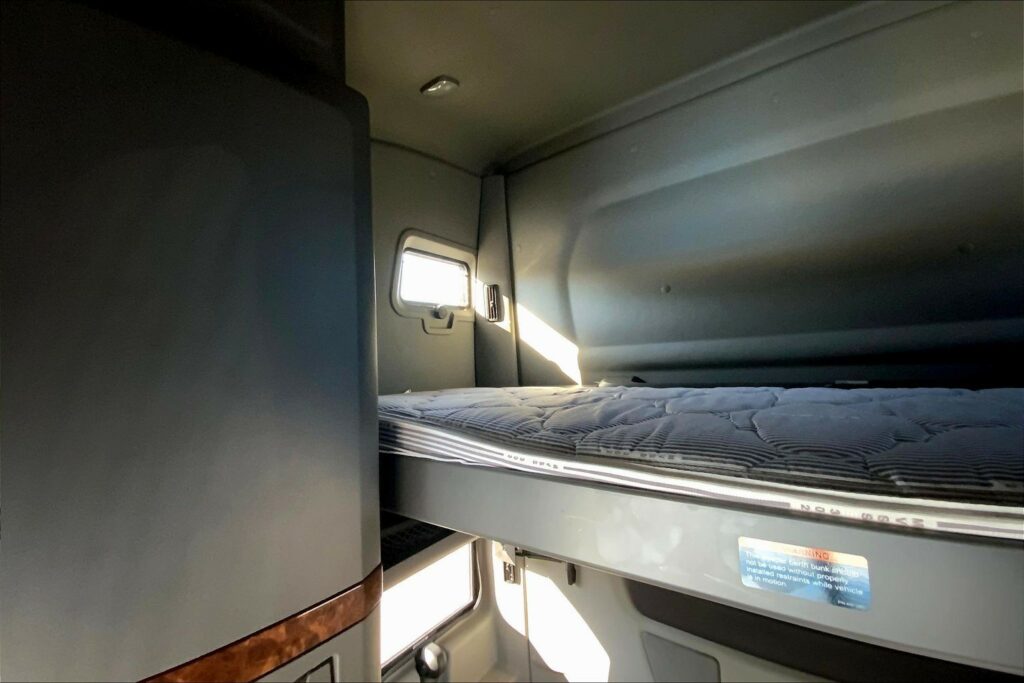 2021 CUM LT625 6×4 Sleeper