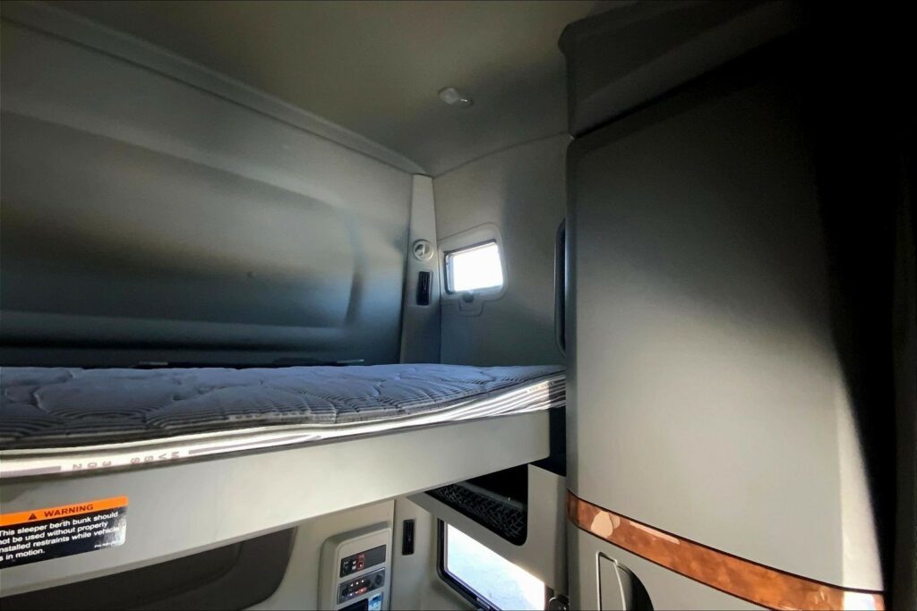 2021 CUM LT625 6×4 Sleeper