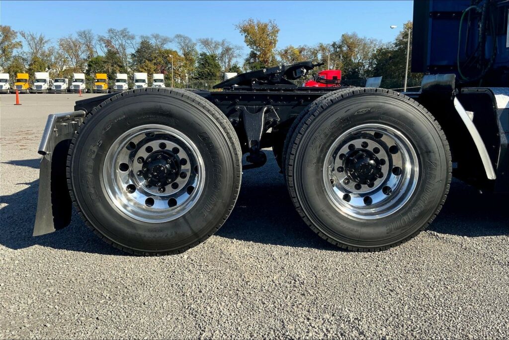 2021 CUM LT625 6×4 Sleeper