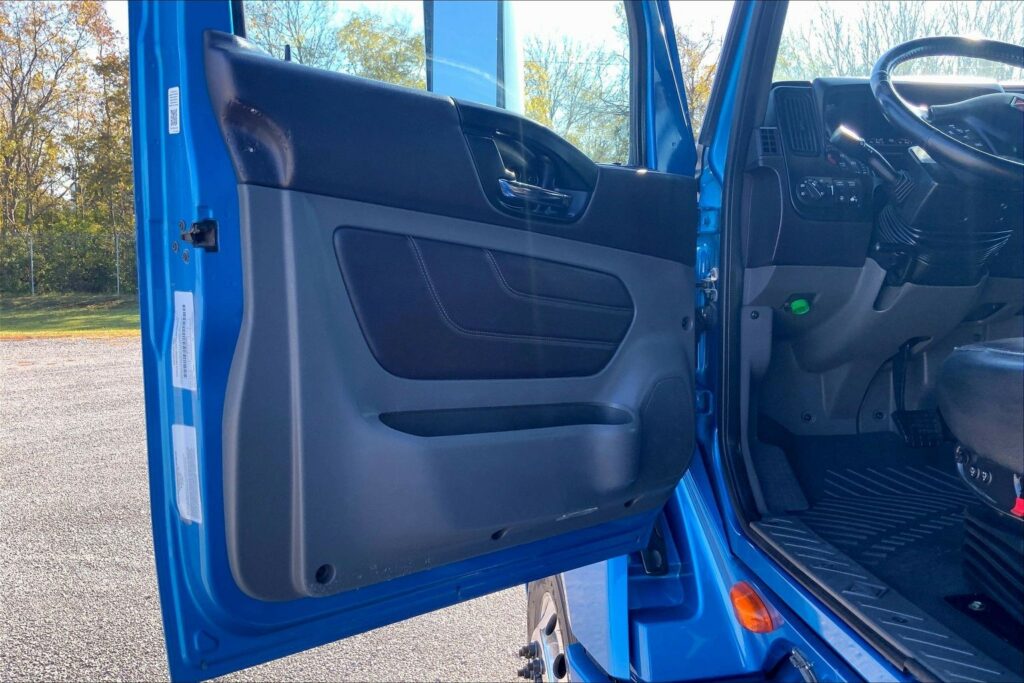 2021 CUM LT625 6×4 Sleeper